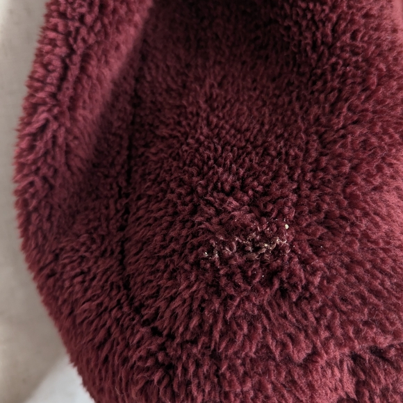 Ezrallora Ultra Soft Sherpa-Lined Cape Shawl with Pockets - Burgundy/Maroon - Picture 12 of 13